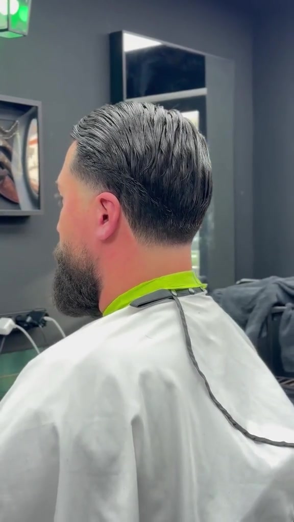 Baard en coupe in de zaak